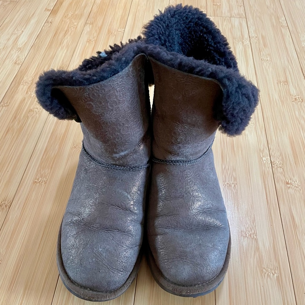 UGG Australia Bailey Button Metallic Logo Brown W8